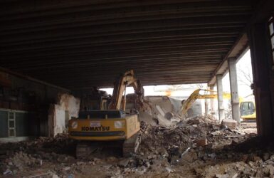 Megmaradó épület alatti bontás